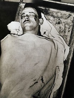 El cuerpo sin vida de John Dillinger después de ser tiroteado